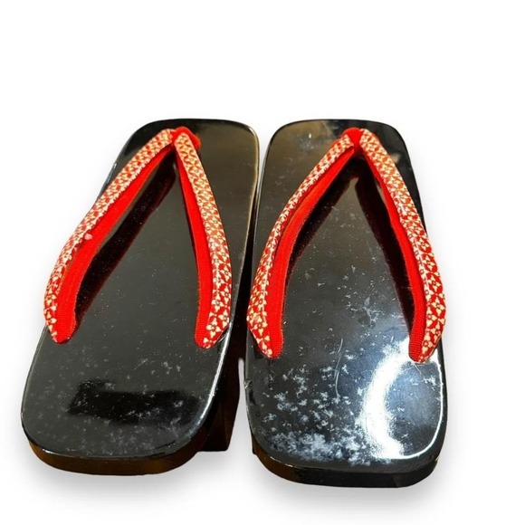 Black and red Japanese women's Kona get sandals 9.5" x 3.5" - Picture 2 of 8